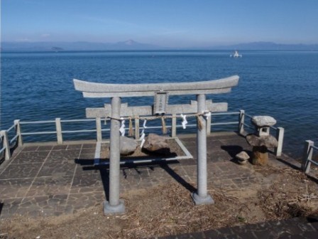 朝の琵琶湖・・お昼のびわ湖・・そして桜