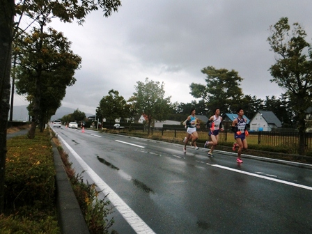 2012びわ湖大学駅伝・・マキノ地先を通過