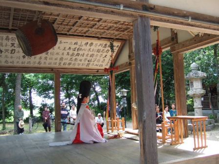 白拍子舞の奉納・・川すそまつり