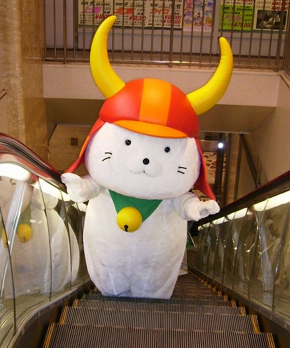 ● ひこにゃんエスカレーターに乗る