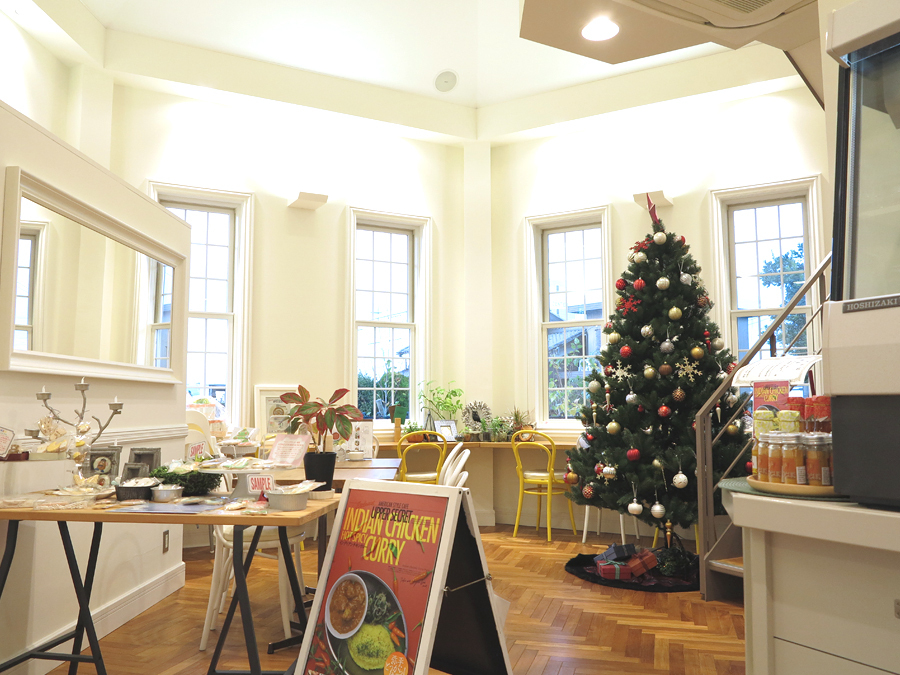 店内に大きなクリスマスツリーを飾っている湖南市のカフェUPPER SECRET。今年も飾り付け出来ました！