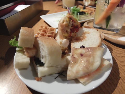 人生きまぐれメモ 梅田茶屋町のカフェ ファクトリーカフェ でパン食べ放題ランチを楽しんだ