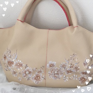 白いバッグも素敵です❣️