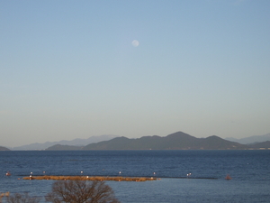 琵琶湖の白いお月様