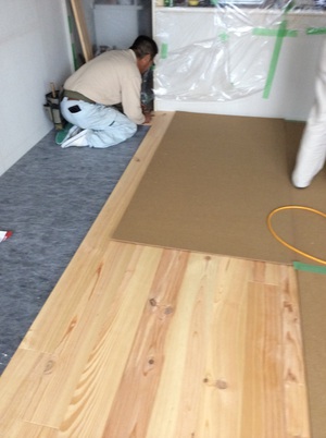 マンションに無垢のフローリングを施工しています