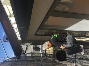 外壁の塗り替え　手塗りです。