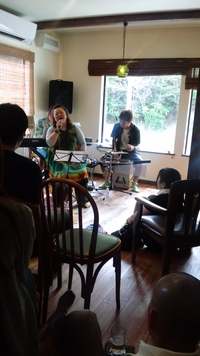 カフェでライブ