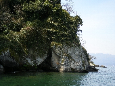 沖島の春・北側の湖岸