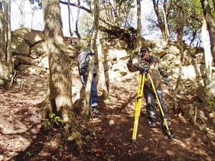 佐生城遺跡測量の様子