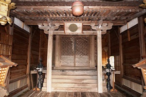 山部神社覆い屋内部