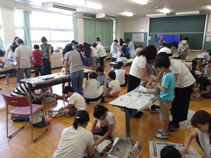 能登川東小学校３年生親子活動「勾玉つくり」