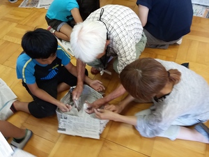 能登川東小学校３年生親子活動「勾玉つくり」