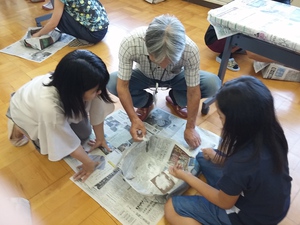 能登川東小学校３年生親子活動「勾玉つくり」