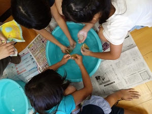 能登川東小学校３年生親子活動「勾玉つくり」