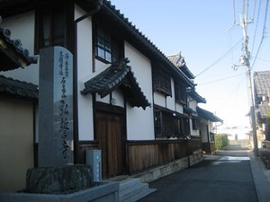茶所の道路側の様子