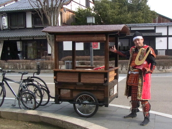 『花咲かタイムズ』撮影時の一コマ