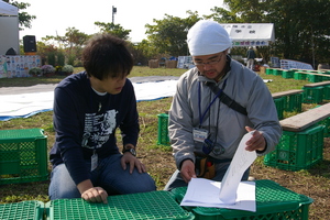 客席は野菜のコンテナー