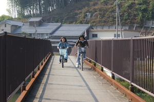 歩行者用橋で長命寺川を渡ると...