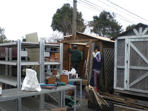 物置小屋、修理中～