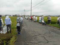 夏の農道の道直し、川掘り