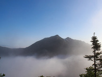 霧雲に浮かぶ鹿島槍ヶ岳