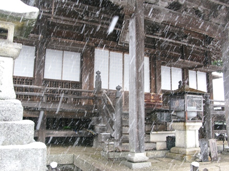 雪が降る比叡山回峰行登山