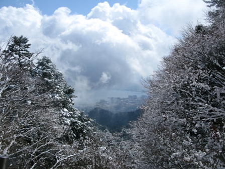 雪が降る比叡山回峰行登山