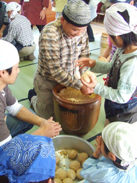 「味噌づくりを教わる」を開催しました。