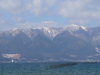 湖岸からの雪山