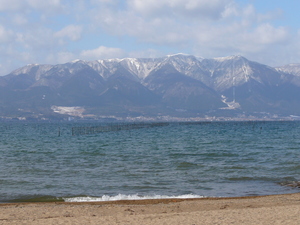 湖岸からの雪山