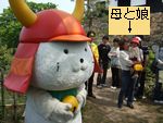 遠巻きに見る