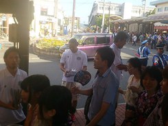 8月8日琵琶湖花火大会にて選手がレイクスうちわ配布実施!!