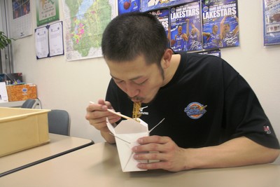 応援とともに焼きそばも