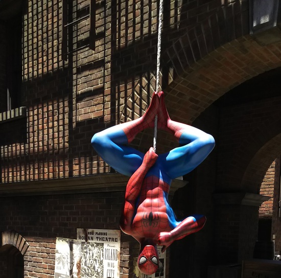 スパイダーマンとミニオン