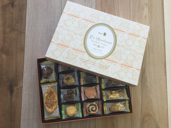 お菓子の差し入れ。