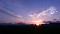 昨日のキレイな琵琶湖の夕日が今朝は眩しく伊吹山を照らし・・・天使の金の羽根が！