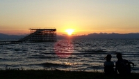 梅雨明けの海の日の琵琶湖の浜辺は朝から夕日まで賑わっていました。w