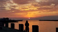毎日、琵琶湖が違った顔。夕日に向かって思う事は人それぞれ