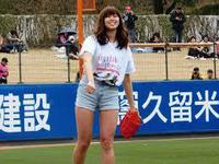 CMで話題の神スイングの稲村亜美が連投の悩殺始球式で見事なフォームを披露！