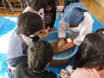 「昔のくらし」を体験　河西小