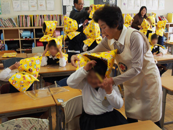 「防災ずきん」贈呈　玉津日赤奉仕団