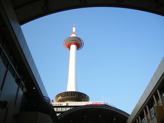 見上げれば京都タワー！