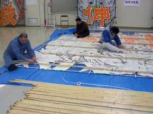 祝新成人「２０畳大凧作り」２０日目