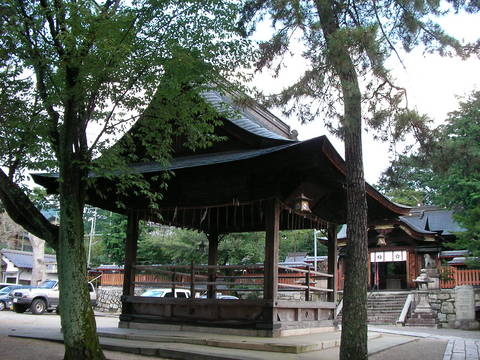 ◆大鳥居と大樹が迎えてくれる、大津市内の平野神社