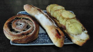ウルーウールのジャガイモのパン、鮭とアスパラのサンド、レーズンパン