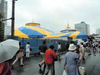 通りからちょっと入ったところに大きなテント
