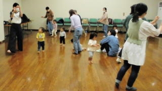 たづなをひく馬