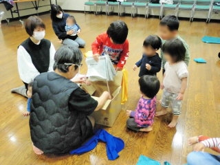 あれーっ 箱の中から新聞紙がーー