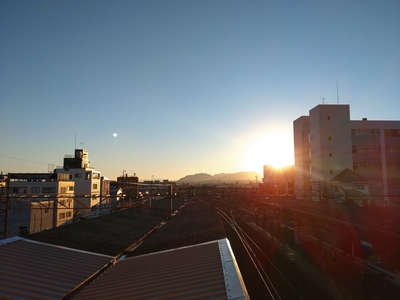 明け方の青空。