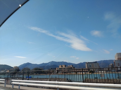 車窓から春めく空を見て♪